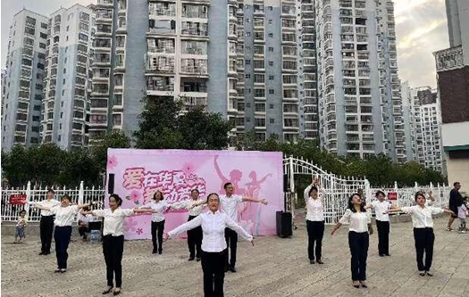 华夏保险临沧中支举办“爱在华夏.舞动芳华”广场舞活动