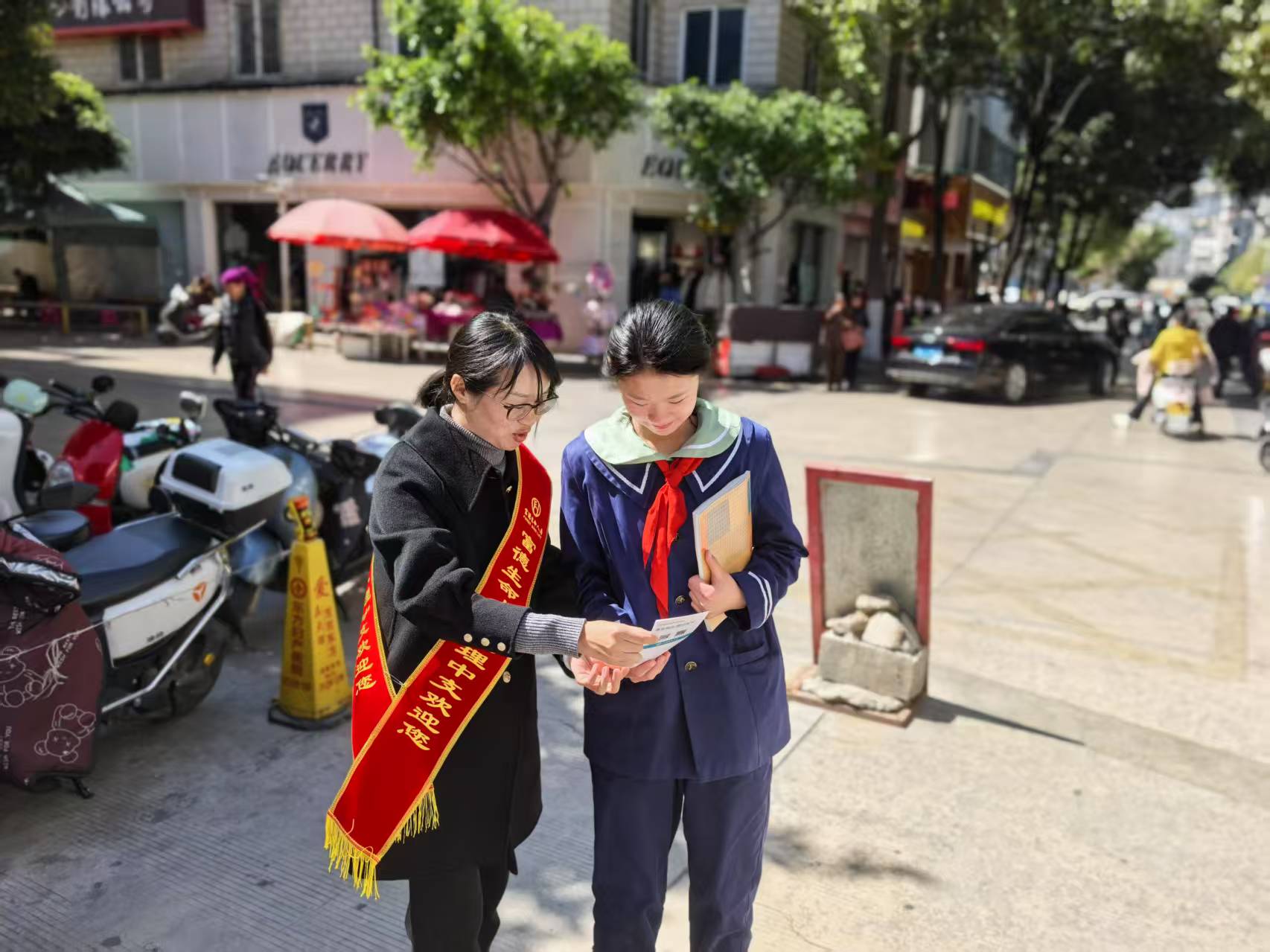富德生命人寿大理中支315宣教活动：呵护“一老一少一新” 让服务更有温度