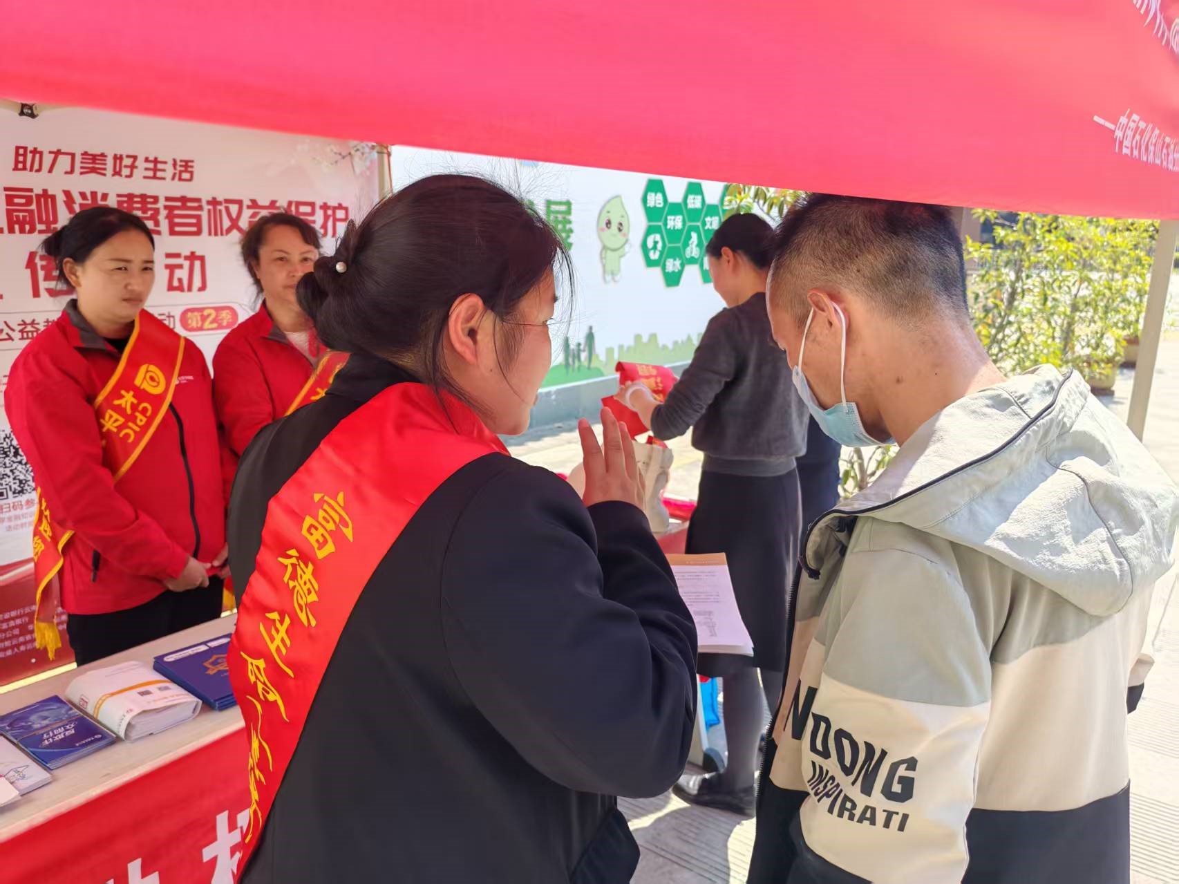 富德生命人寿保山中支积极开展中石化北关加油站金融知识站点宣传活动