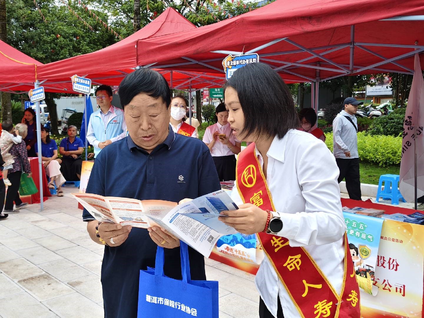 富德生命人寿普洱中支走进思茅区红旗会堂开展金融宣教活动